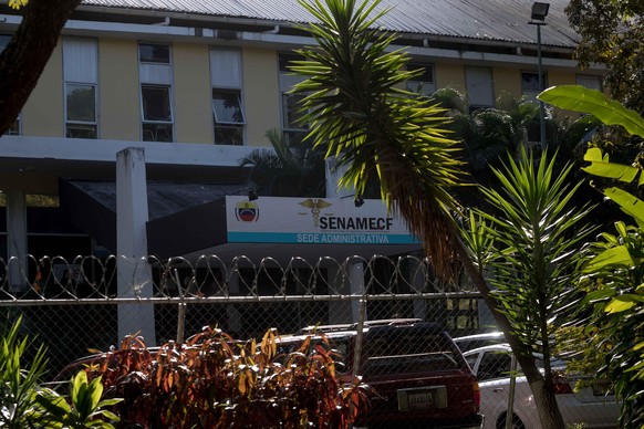 epa06444339 Military and police guard the main morgue where the body of the renegade policeman Oscar Perez is allegedly held, in Caracas, Venezuela, 16 January 2018. Venezuelan Interior Minister Nesto ...