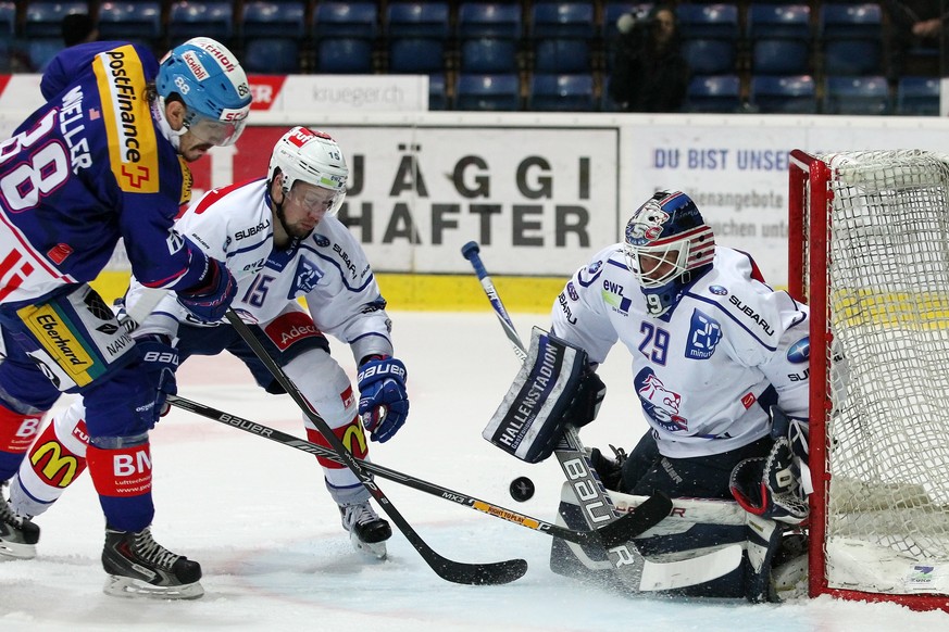 ZSC-Legende Seger räumt vor seinem Tor auf.