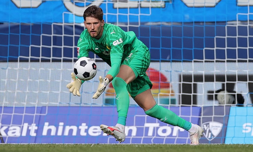 epa10821650 Dortmund's goalkeeper Gregor Kobel in action during the German Bundesliga soccer match between VfL Bochum and Borussia Dortmund in Bochum, Germany, 26 August 2023. EPA/FRIEDEMANN VOGE ...
