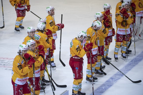 Die enttaeuschten Tigers Spieler nach der 3:2 Niederlage, waehrend des Meisterschaftsspiels der National League zwischen dem SC Bern und den SCL Tigers, am Samstag, 1. Februar 2020, in der Postfinance ...