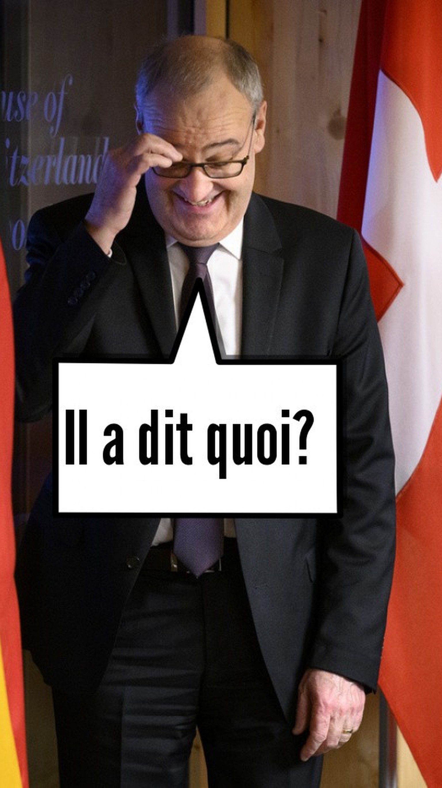 Er ist schadenfreudig und kann sich kaum erholen.