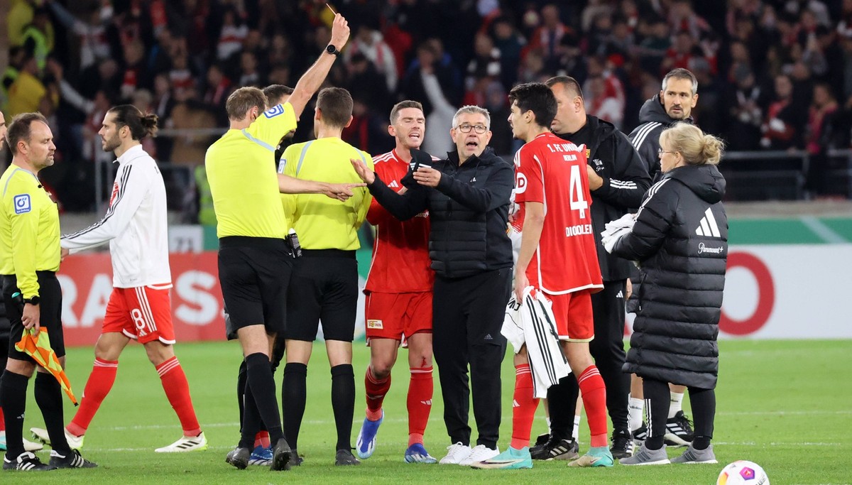 31.10.23 VfB Stuttgart - 1. FC Union Berlin Deutschland, Stuttgart, 31.10.2023, Fussball, DFB-Pokal, VfB Stuttgart - 1. FC Union Berlin: Sascha Stegemann Schiedsrichter zeigt Urs Fischer Trainer 1. FC ...
