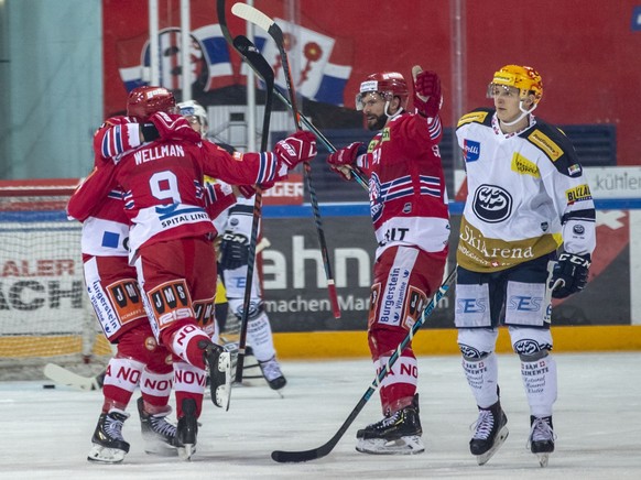 SC Rapperswil-Jona Lakers Stuermer Casey Wellman, links, feiert seinen Treffer zum 2-0 mit Roman Schlagenhauf, Mitte rechts, waehredn HC Ambri-Piotta Stuermer Dominik Kubalik, rechts, entaeuscut davon ...