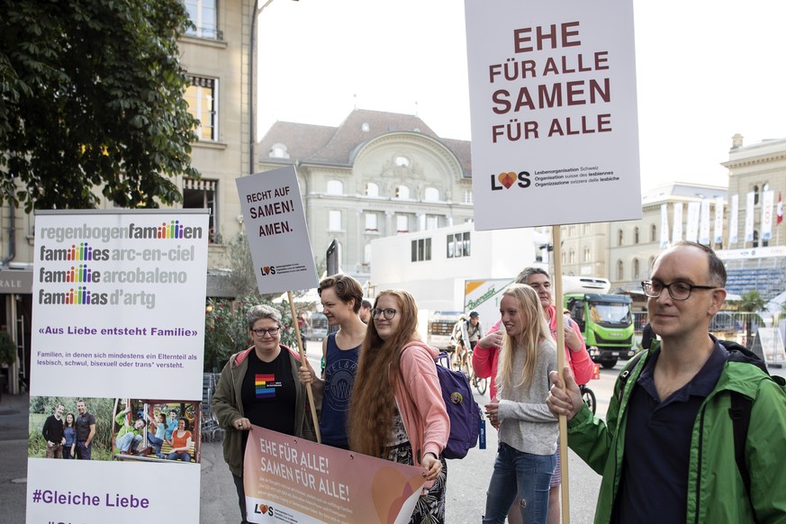Personen der Lesbenorganisation Schweiz (LOS) und Regenbogenfamilien fordern eine &quot;Ehe fuer alle&quot; mit besserem Schutz fuer Kinder in Regenbogenfamilien, am Freitag, 30. August 2019, in Bern. ...