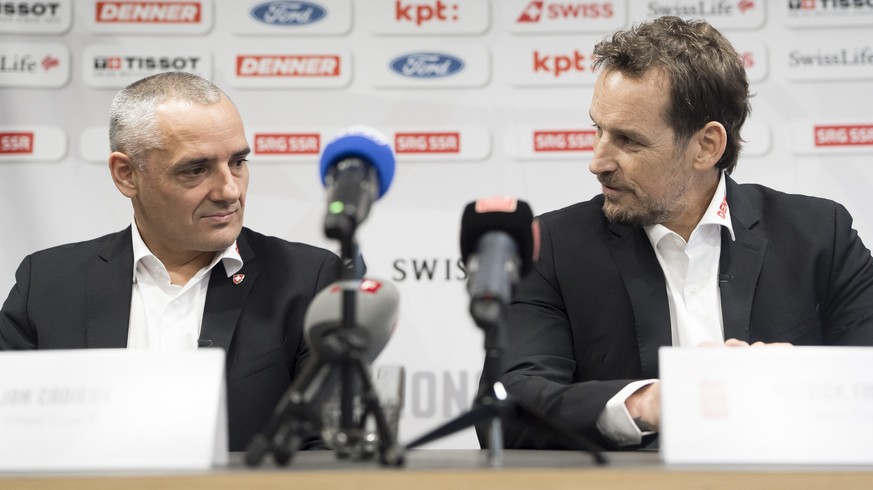 Patrick Fischer, Cheftrainer der Schweizer Eishockey Nationalmannschaft, rechts, verkuendet seinen Ruecktritt nach der WM 2026 mit seinem Nachfolger Jan Cadieux, , links, an der Medienkonferenz der Sw ...