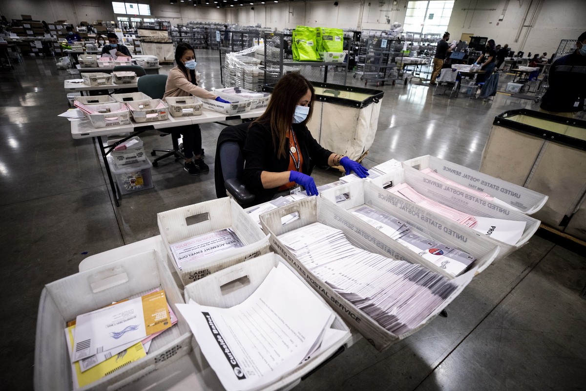 epa08794389 Election workers check the signatures on mail-in ballots and for irregularities at the Los Angeles County Registrar Recorders' mail-in ballot processing center at the Pomona Fairplex  ...