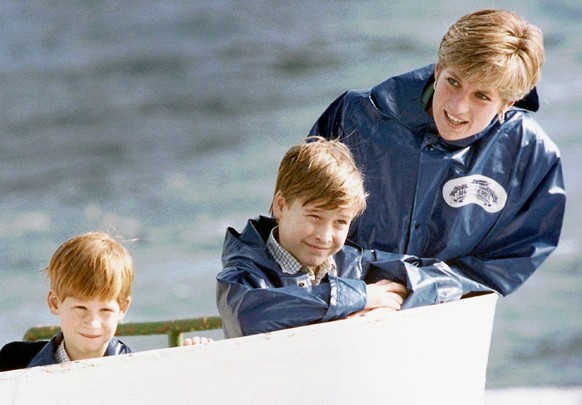 ZUM 20. TODESTAG VON PRINZESSIN DIANA AM DONNERSTAG, 31. AUGUST 2017, STELLEN WIR IHNEN FOLGENDES BILDMATERIAL ZUR VERFUEGUNG - Diana, Princess of Wales, enjoys a ride on the Maid of Mist in Niagara F ...