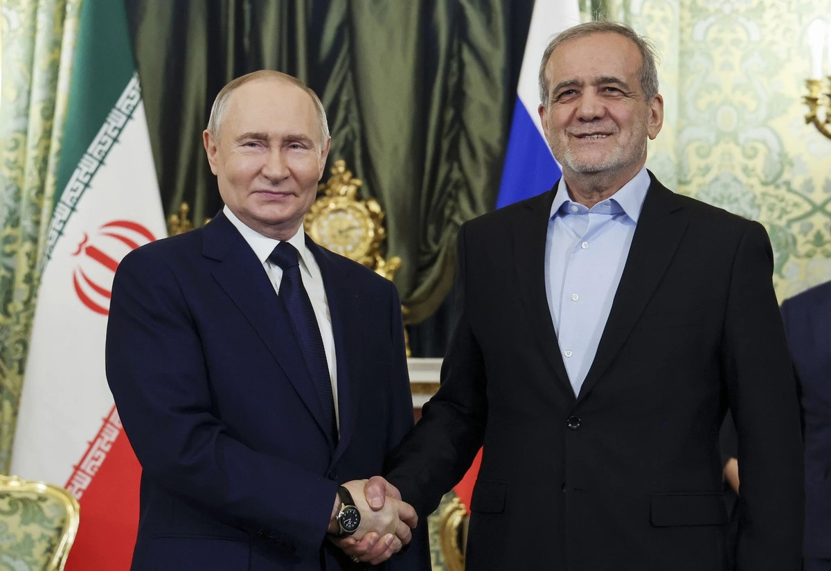 Le président russe Vladimir Poutine et son homologue iranien Massoud Peseshkian scellent le pacte d'amitié russo-iranien en janvier 2025.