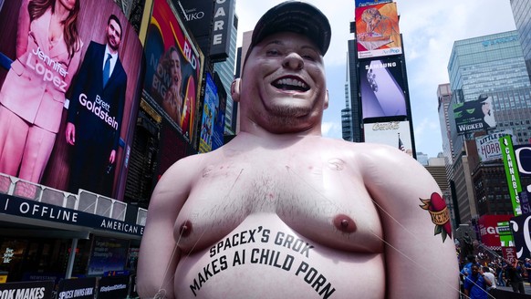 New York, NY: Eine am Times Square in Manhattan aufgestellte, grosse, aufblasbare Puppe, die Elon Musk darstellen soll, trägt die Aufschrift „SpaceXs Grok erstellt KI-Kinderpornografie“ (11. Juni 2026 ...