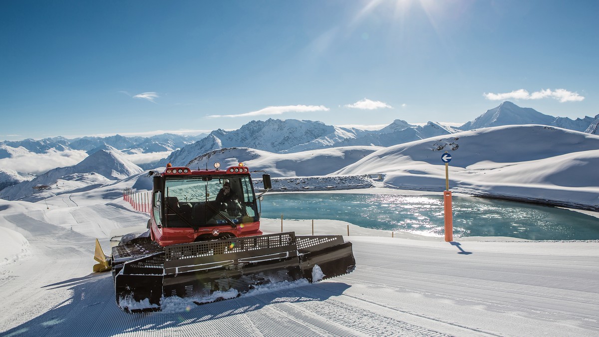 Zwei Wochen vor dem Saisonstart laeuft die Pistenpraeparation in Samnaun auf Hochtouren. Pistenfahrzeug beim Speichersee oberhalb der Samnauner Alp Trida. Das Skigebiet verfuegt ueber 238 Pistenkilome ...