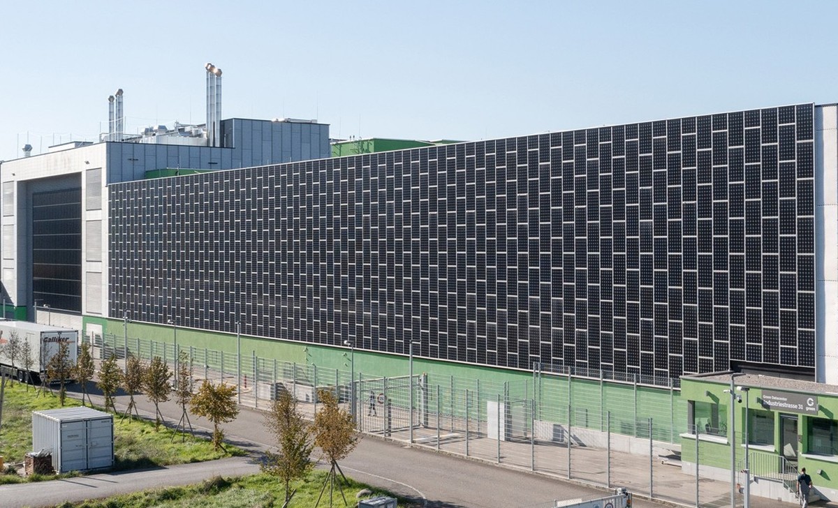 Der Green Datacenter Campus in Lupfig (AG). Ein Teil des Stromverbrauchs für das Rechenzentrum wird aus der eigenen Solarstromproduktion gedeckt.
