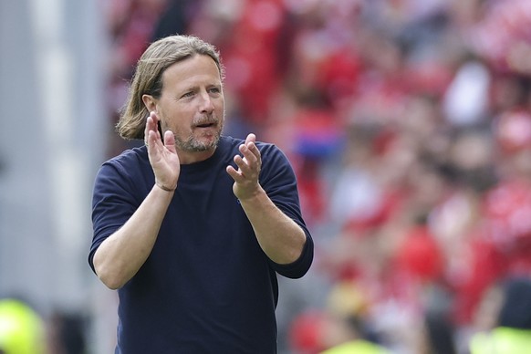 epa12109917 Mainz head coach Bo Henriksen gestues during the German Bundesliga soccer match between 1. FSV Mainz 05 and Bayer Leverkusen in Dortmund, Germany, 17 May 2025. EPA/CHRISTOPHER NEUNDORF CON ...