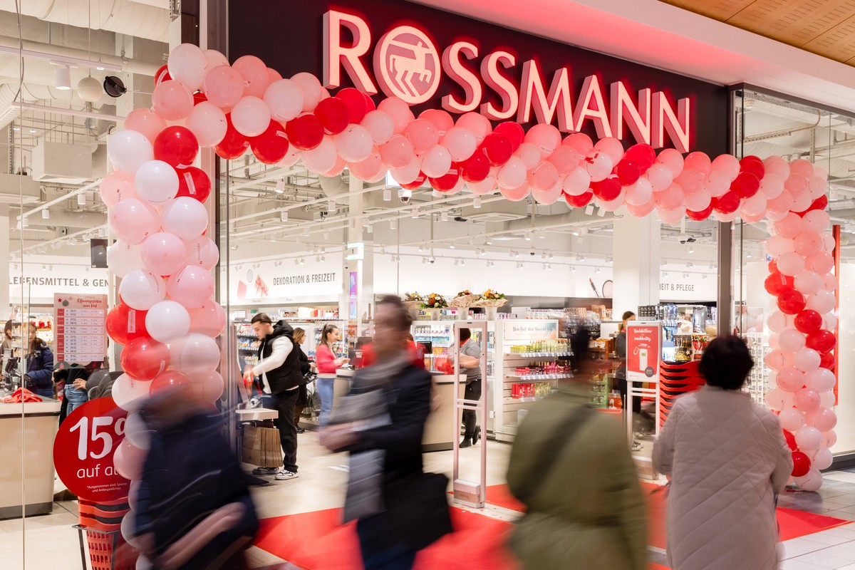 Aussenansicht der neuen Rossmann Filiale am Donnerstag, 5. Dezember 2024 im Emmen Center in Emmen. Die deutsche Drogeriemarktkette Rossmann, spezialisiert auf Produkte aus den Bereichen Kosmetik, Haus ...