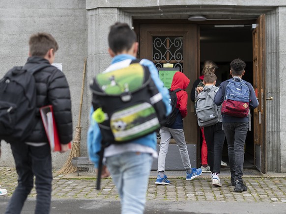 Für viele Schweizer Schülerinnen und Schüler geht am Montag die Schule wieder los - auf Unterstufe trotz Corona-Pandemie auch ohne Maske. (Archivbild)