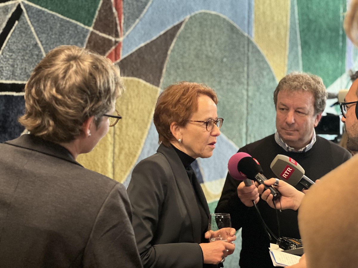 Herzog gibt den Medien Auskunft.