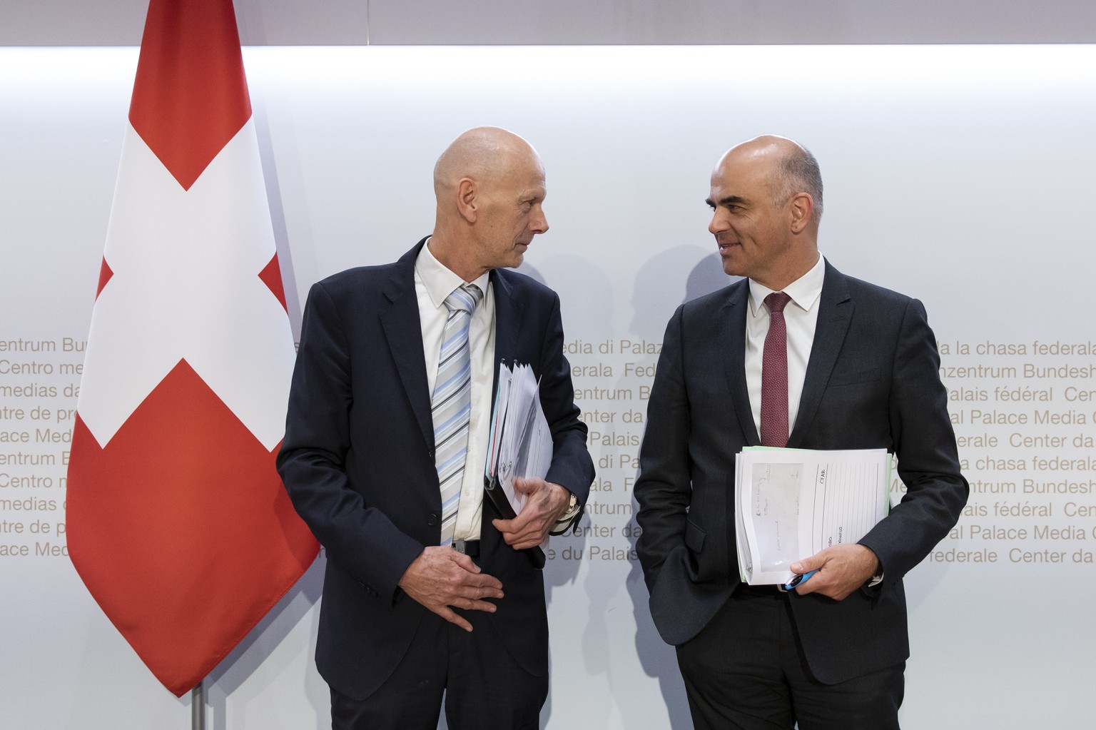 Bundesrat Alain Berset, rechts, diskutiert mit Daniel Koch, Leiter Abteilung uebertragbare Krankheiten BAG, am Ende einer Medienkonferenz ueber die Situation des Coronavirus, am Freitag, 6. Maerz 2020 ...