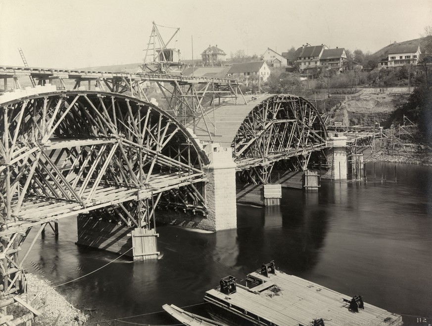 3. April 1918:&nbsp;Baustelle Rheinbrücke Eglisau, Lehrgerüst für Brückenbogen, Konstruktionsform: Ringdübel.<br data-editable="remove">