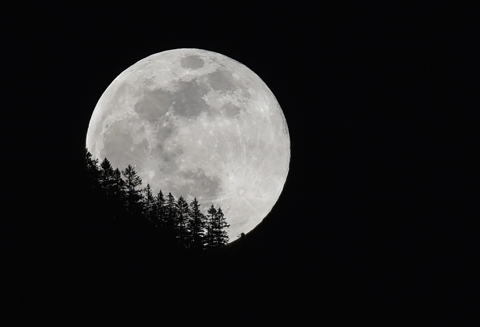 19.02.2019, Bayern, Mittenwald: Der Vollmond geht hinter dem Karwendel auf. Foto: Angelika Warmuth/dpa +++ dpa-Bildfunk +++ (KEYSTONE/DPA/Angelika Warmuth)