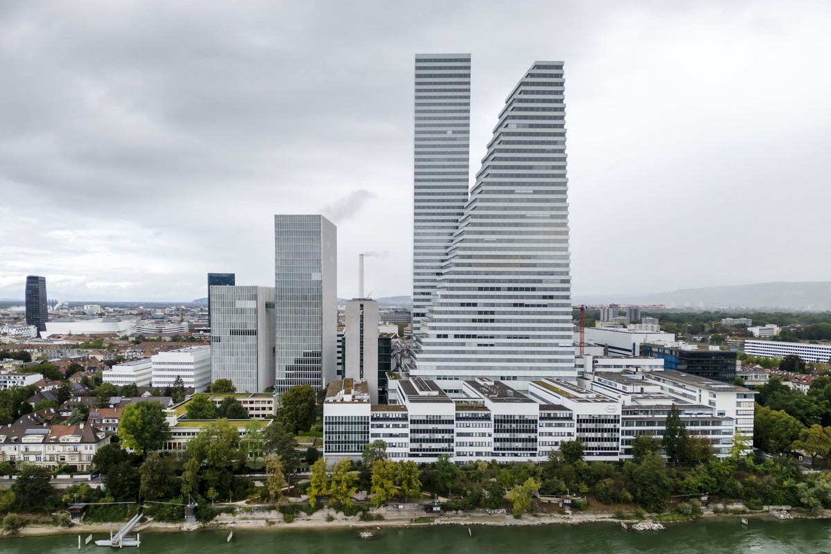 Drohnenaufnahme des Roche Areals vor der Eroeffnungsfeier des neuen Roche Forschungs- und Entwicklungszentrums (pRED-Center), links neben den Tuermen, in Basel, am Dienstag, 10. September 2024. (KEYST ...