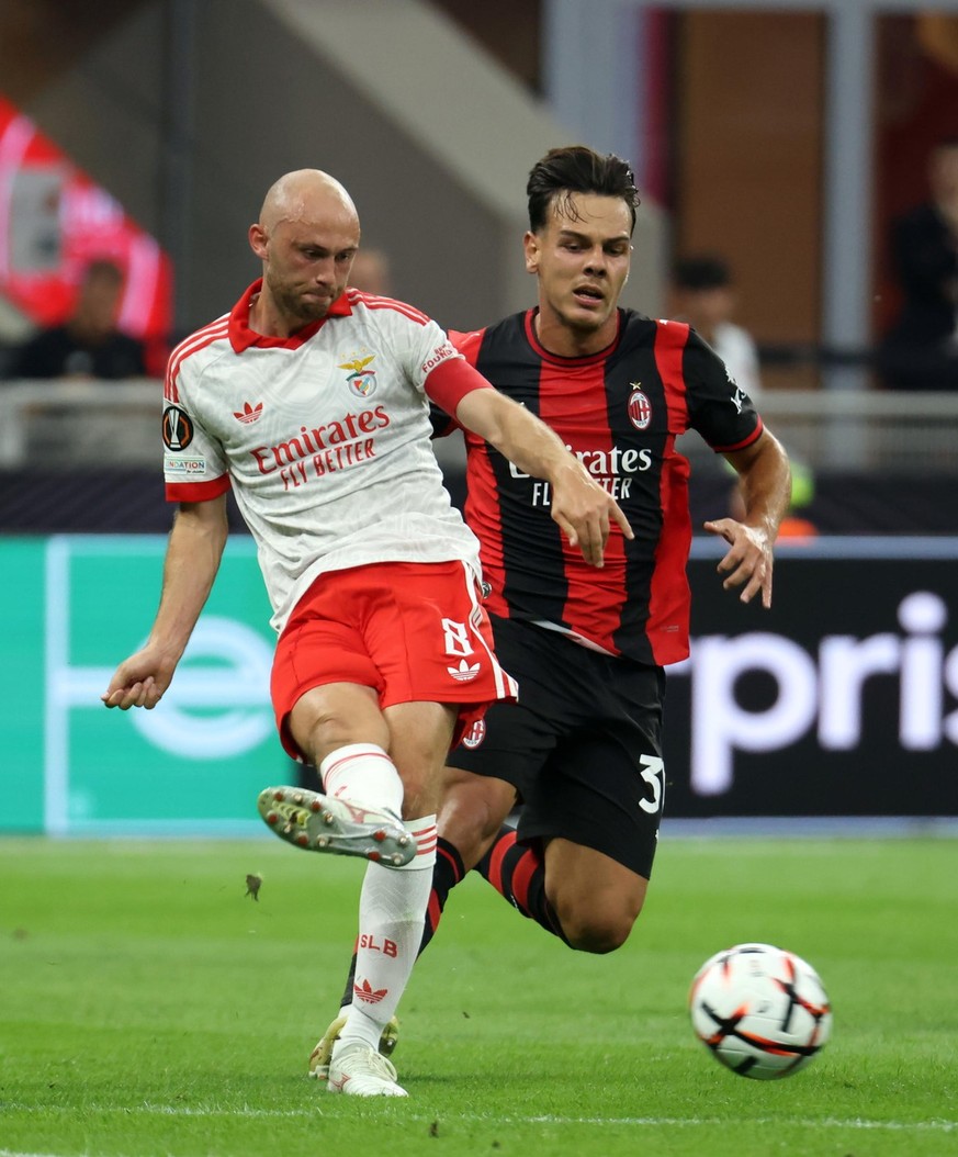 UEFA Europe League - Milan vs Benfica
epa13244385 SL Benfica's Fredrik Aursnes (L) challenges for the ball with Ac Milan's Ardon Jashari during the UEFA Europa League soccer match between Mi ...