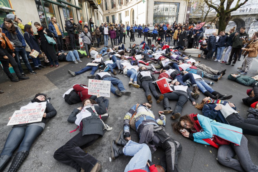 Des personnes manifestent dans les rues de Lausanne lors d&#039;une action de bloquage d&#039; Extinction Rebellion, XR ce samedi, 14 decembre 2019 a Lausanne. Les manifestants demandent que les insta ...