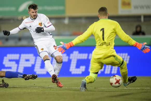 L&#039;attaquant balois Albian Ajeti, gauche, marque le 0:2 face au gardien lausannois Thomas Castella, droite, lors de la rencontre de football de Super League entre le FC Lausanne-Sport, LS, et le F ...