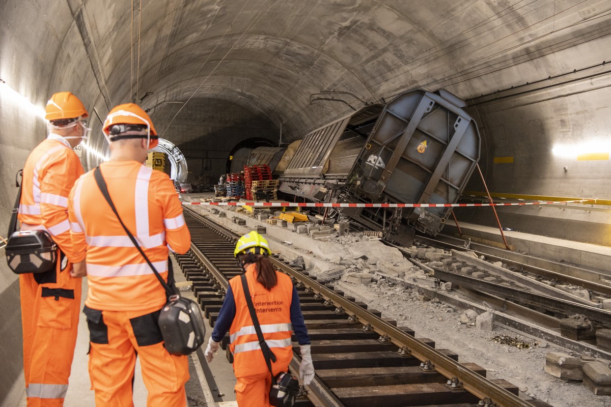 Verunglueckte Gueterwagons stehen am Unfallort im Gotthard Basistunnel bei Faido anlaesslich einer Medienfuehrung an der Unfallstelle am Mittwoch, 6. September 2023 in Faido im Kanton Tessin. (KEYSTON ...