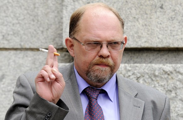 ZUM BERUFUNGSPROZESS GEGEN DANIEL GLOOR, DEM EHEMALIGEN ANLAGECHEF DER ZUERCHER BEAMTENVERSICHERUNGSKASSE BVK STELLEN WIR IHNEN FOLGENDES BILD ZUR VERFUEGUNG - Daniel Gloor verlaesst das Zuercher Bezirksgericht am Mittwoch, 11. Juli 2012. Daniel Gloor, langjaehriger Anlagechef der Pensionskasse BVK, ist der Hauptangeklagte im BVK-Prozess. Neben Gloor stehen drei Mitbeschuldigte vor Gericht, die ihn bestochen haben sollen. Gloor und seine Freunde jonglierten jahrelang mit Millonen aus der Pensionkasse. (KEYSTONE/Walter Bieri)