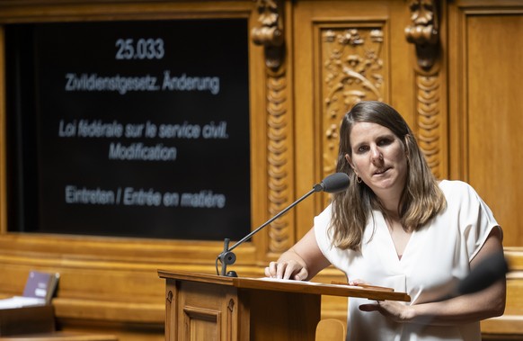 Nationalraetin Linda De Ventura, SP-SH, stellt eine Frage zu Nationalraetin Stefanie Heimgartner, SVP-AG, waehrend der Sommersession der Eidgenoessischen Raete, am Mittwoch, 18. Juni 2025 im Nationalr ...