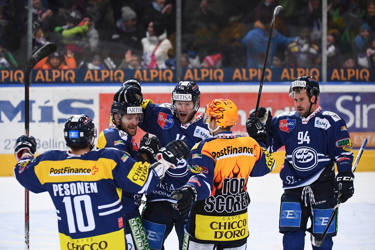 Ambris Adam Hall, Mitte, feiert das 3-2 Goal mit seinen Mitspielern beim Eishockey Meisterschaftsspiel der National League A zwischen dem HC Ambri-Piotta und dem HC Davos, am Montag, 2. Januar 2017, i ...