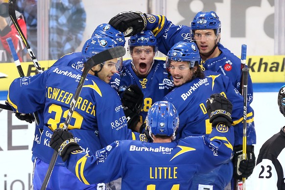 Viel Freude beim vermeintlichen Torschuetzen Gregory Sciaroni, Mitte, und seinen Teamkameraden, aber das Tor wurde wegen Behinderung aberkannt, aufgenommen am Samstag, 7. Oktober 2017, beim Eishockey  ...