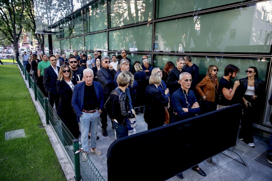 epa12356378 People queue to pay their respects to late Italian fashion designer Giorgio Armani at his funeral chapel in Milan, northern Italy, 06 September 2025. The atelier houses the designer&#039;s ...