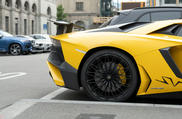 Sehen und gesehen werden: Ein Sportwagen der Marke Lamborghini wird gut sichtbar im Stadtzentrum von Zürich parkiert.