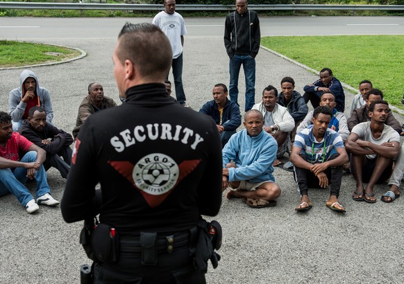 ARCHIVBILD ZUR MELDUNG DER SICHERHEITSPOLITISCHEN KOMMISSION DES STAENDERATES ZU MINDESTSTANDARDS FUER SICHERHEITSFIRMEN, AM DONNERSTAG, 30. AUGUST 2018 ---- Asylbewerber aus Eritrea und ein Angestell ...
