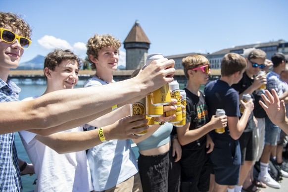 Biertrinker warten auf den Moment und stossen dann mit dem von der Brauerei Eichhof spendierten alkoholfreien bzw. normalen Bier an, am Stadtfest Luzern am Samstag, 25. Juni 2022 in Luzern. Um den Wel ...