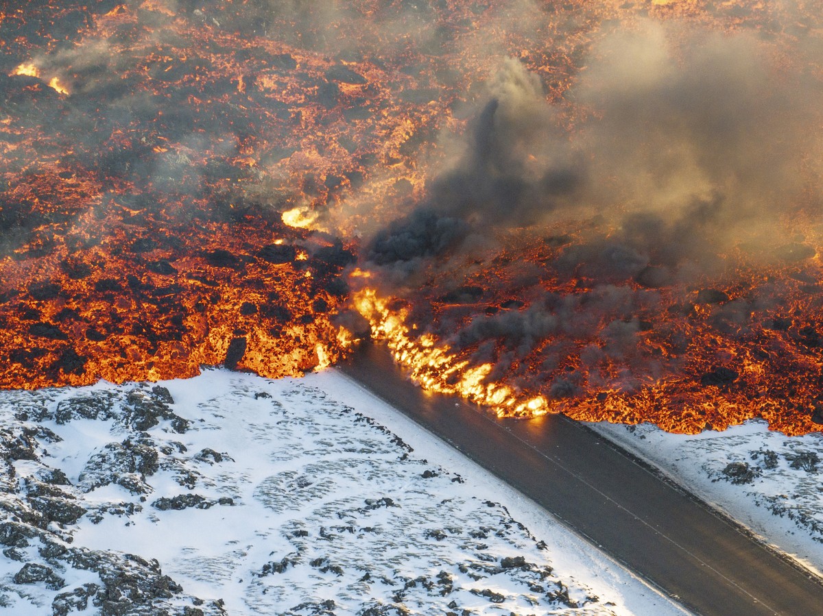 Lava crosses the main road to Grindav