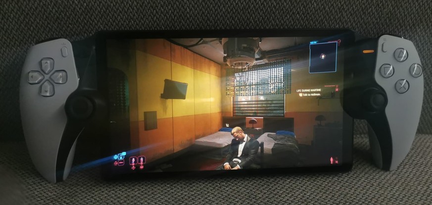 The screen is better than in the photo.  This means that games with high details can be played without any problems.