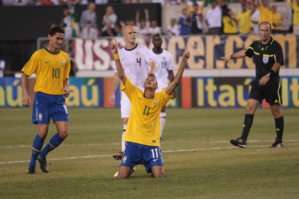 Bildnummer: 06308459 Datum: 10.08.2010 Copyright: imago/Icon SMI
10 AUG 2010: Brazil s Neymar (11) celebrates his goal. Brazil lead the United States 1-0 at halftime in an international friendly matc ...