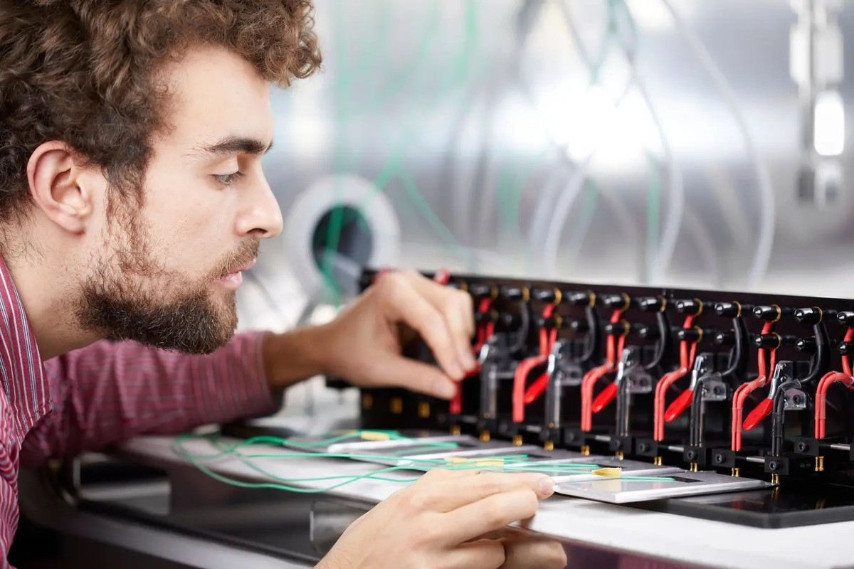 Batteriezellen auf dem Prüfstand: Am CSEM wird an der Batterie der Zukunft getüftelt..
