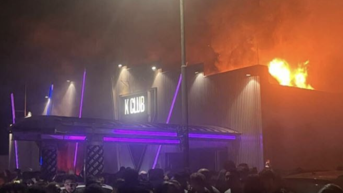 Environ 750 personnes ont pu être évacuées à temps, évitant un drame, tandis qu’une enquête est ouverte pour déterminer l’origine du sinistre.
