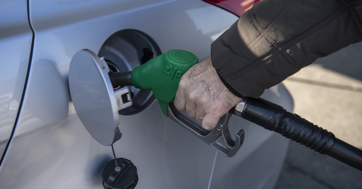 Spritpreise reagieren nur träge auf Rückgang des Ölpreises