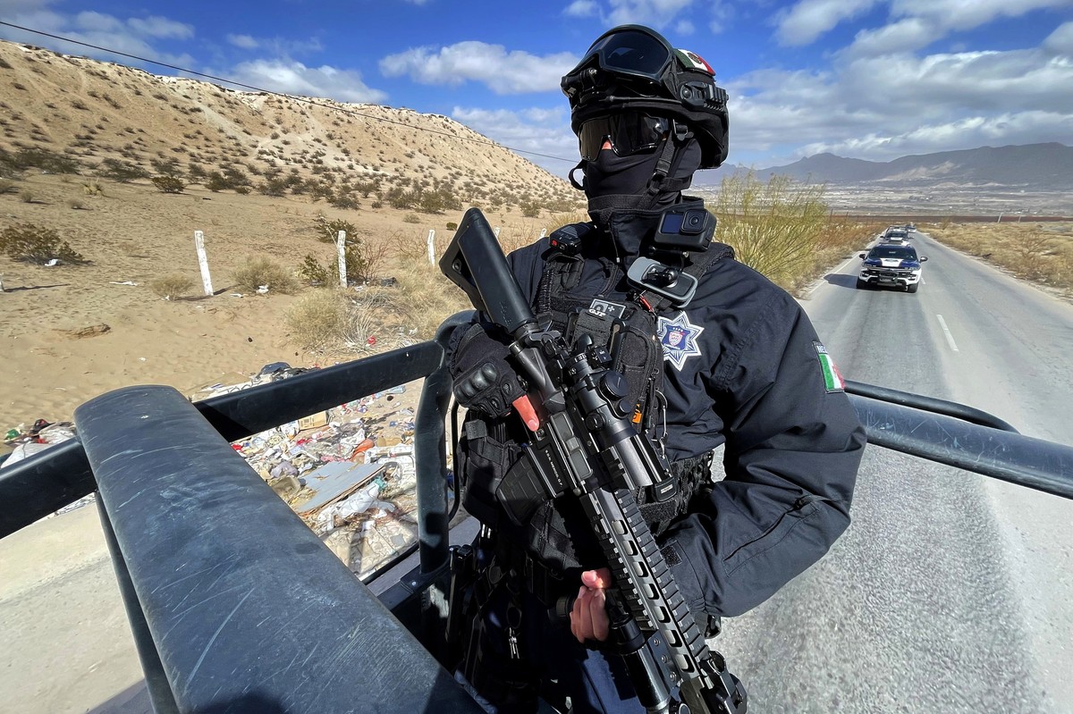 epa11881067 A member of Mexico's state police rides a vehicle while patrolling the northern border, in Ciudad Juarez, Mexico, 07 February 2025. Mexican authorities began an operation in the regio ...