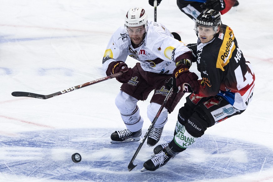 Berns Andre Heim, rechts, im Duell mit Servettes Simon Le Coultre im Eishockey Meisterschaftsspiel der National League zwischen dem SC Bern und Genf-Servette HC, am Samstag, 11. Januar 2020, in der Po ...