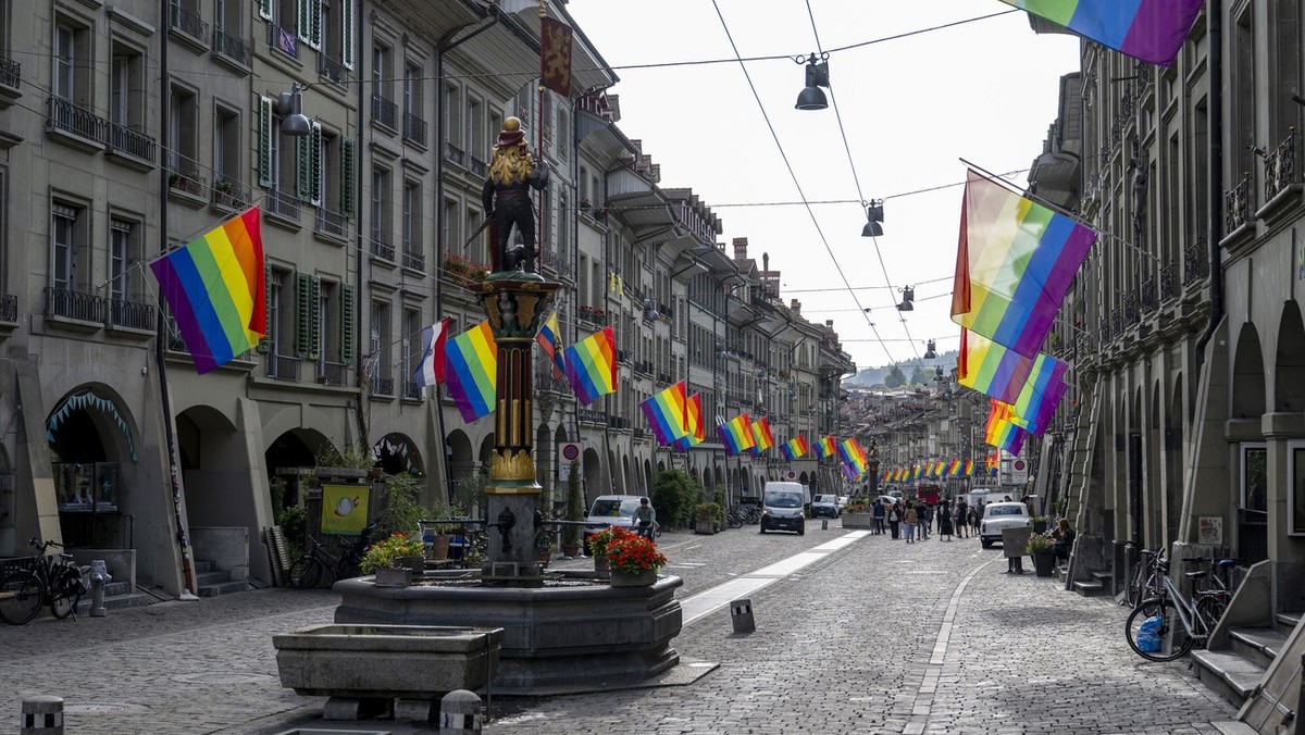 Regenbogenfahnen haengen beim Zytglogge, am Dienstag, 25. Juli 2023, in Bern. Bis am Samstag finden in Bern die Euro Games statt, die sich auch an LGBTQ Personen richten. (KEYSTONE/Peter Schneider)