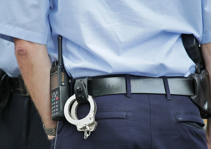 Berufe
Polizist
https://pixabay.com/de/polizei-polizist-polizeiuniformen-378255/
Zwei Polizisten fahren betrunken und mit Blaulicht in einen Baum.
Da sagt der eine zum anderen: &quot;So schnell waren  ...