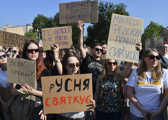 KEYPIX - epa13115620 Ukrainians protest against the dismissal of Ukrainian Defence Minister Mykhailo Fedorov in downtown Kyiv, Ukraine, 16 July 2026, amid the ongoing Russian invasion. Protesters in K ...