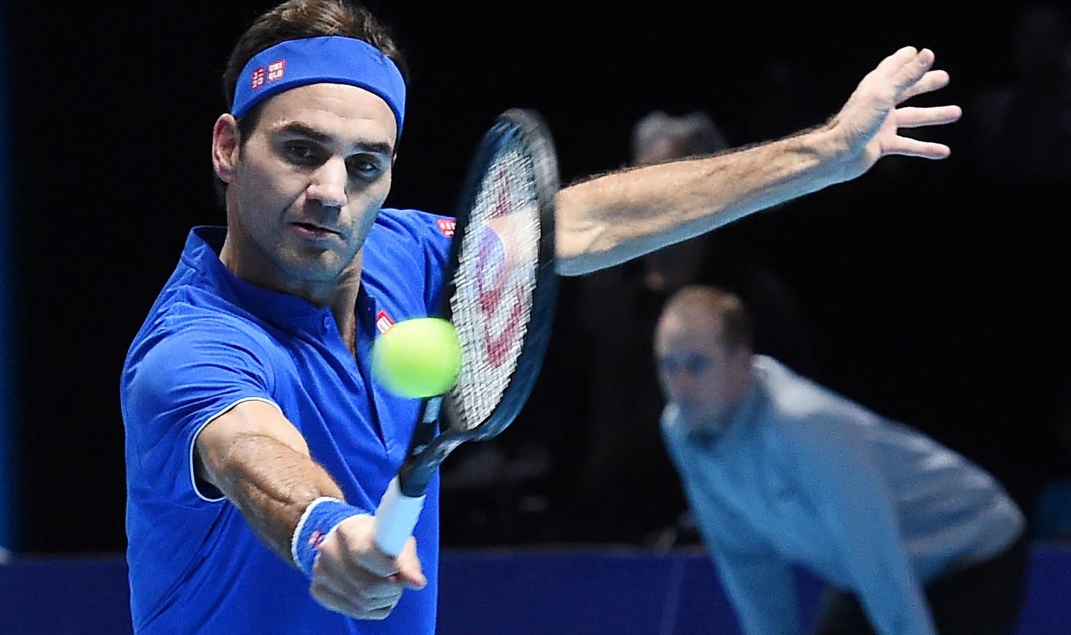 epa07163545 Switzerland&#039;s Roger Federer returns to Austria&#039;s Dominic Thiem during an ATP Tour Finals tennis match at the O2 Arena in London, Britain, 13 November 2018. EPA/ANDY RAIN