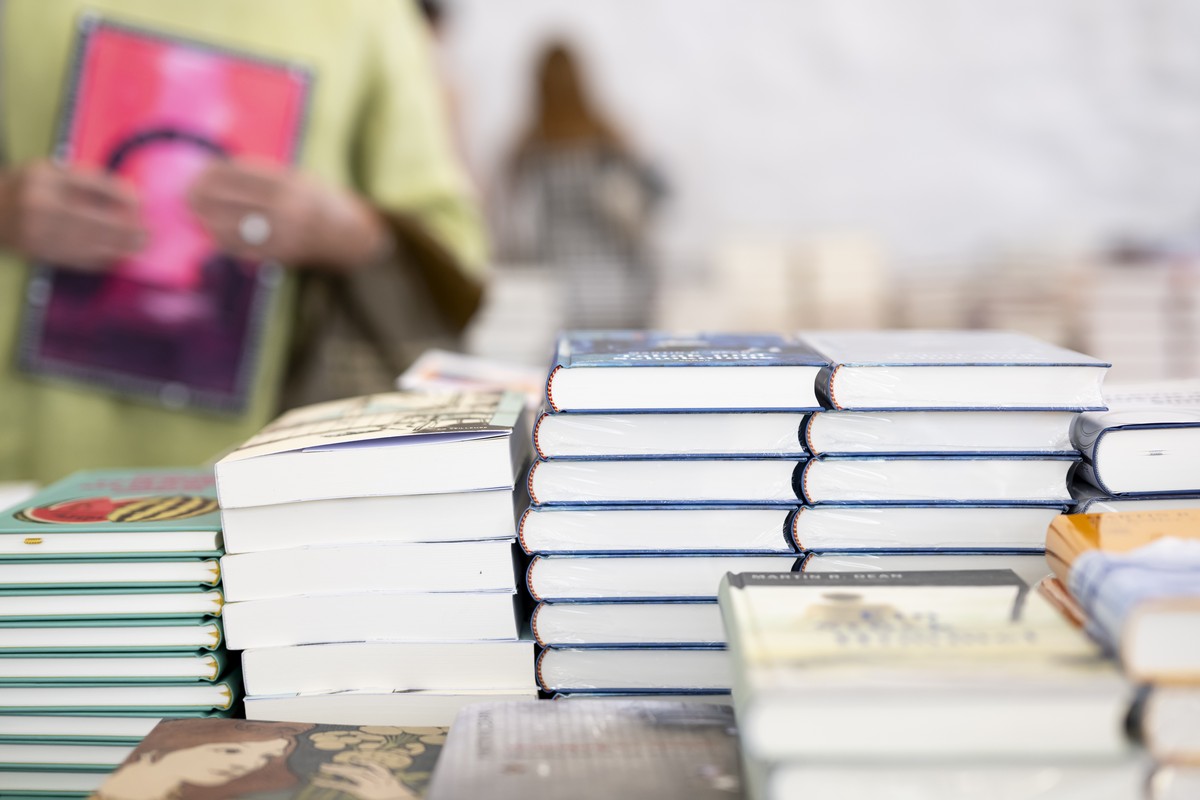 Buecher fotografiert in der Buchhandlung vor dem Landhaus, waehrend der 47. Ausgabe der Solothurner Literaturtage, am Freitag, 30. Mai 2025 in Solothurn. (KEYSTONE/Anthony Anex)