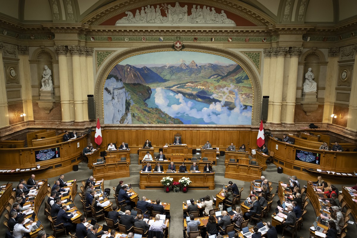 Parlamentarier stimmen am letzten Tag der Wintersession der Eidgenoessischen Raete, am Freitag, 22. Dezember 2023 im Nationalrat in Bern. (KEYSTONE/Anthony Anex)