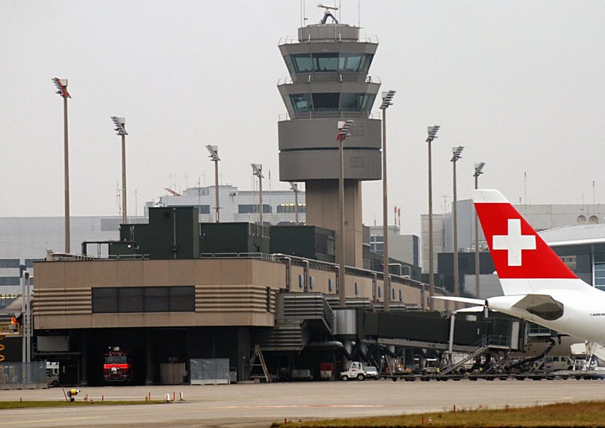 Der Dock A des Flughafens Zuerich und eine Heckflosse einer Swiss International Airlines Maschine, aufgenommen am Donnerstag, 9. Dezember 2004, in Kloten. Gemeinsam haben die Swiss International Airli ...